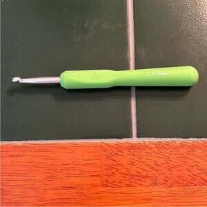 EUC J - 5.75mm silicone covered crochet hook lime green